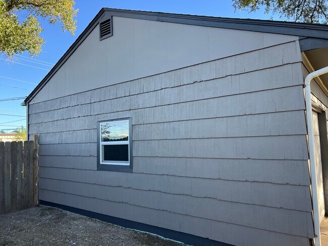 Building Photo - 335 Valley Dr