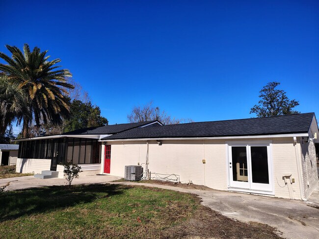 Building Photo - 471 Logan Ave