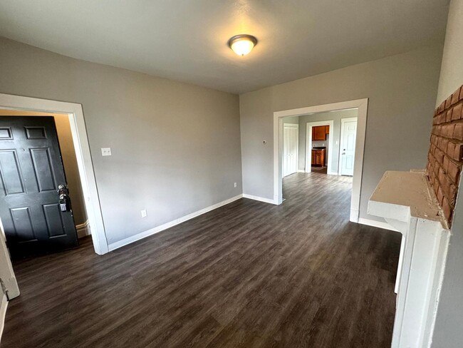 Building Photo - Lovely Two Bedroom Townhome with Fenced Yard