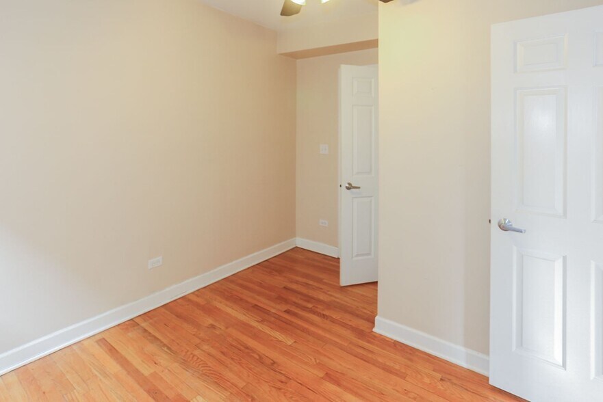 Building Photo - 3628 N Wilton Ave