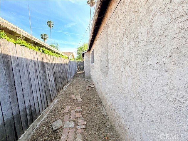 Building Photo - 15459 Three Palms St
