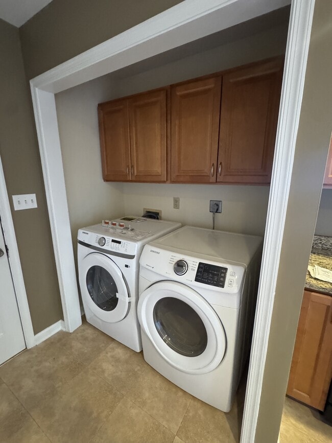 Building Photo - 6060 Oxbridge Dr