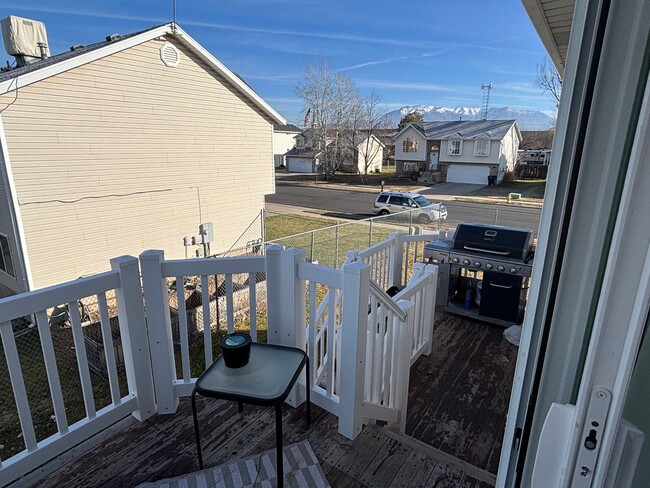 Building Photo - Beautiful remodeled home with fenced backyard and 2 car garage