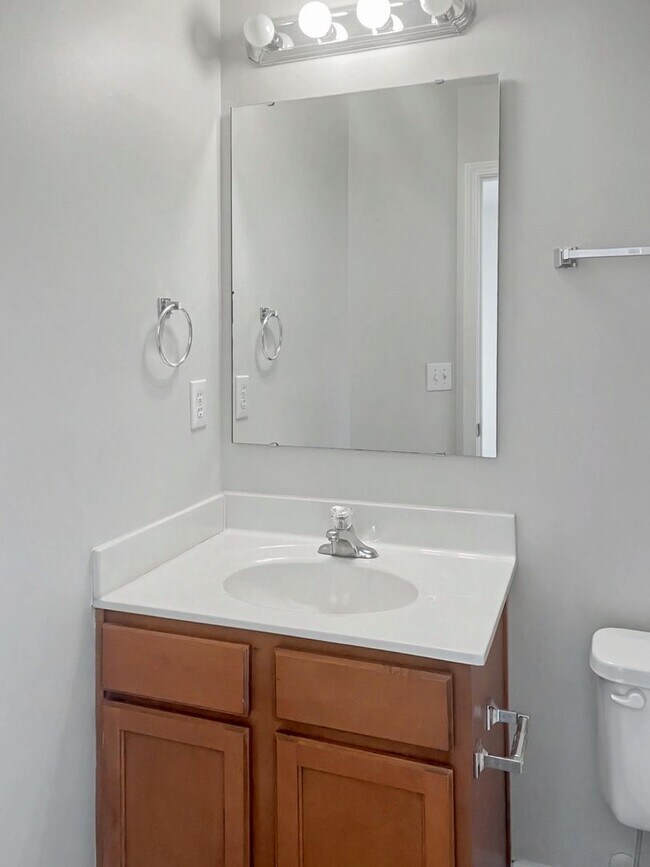 Building Photo - Desirable 2 bedroom 2.5 bathroom home in Tarrant Trace neighborhood!