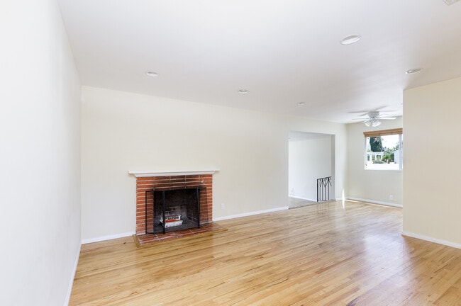 Building Photo - Move-In Ready 3BD/2BA Home Near Woodland Hills