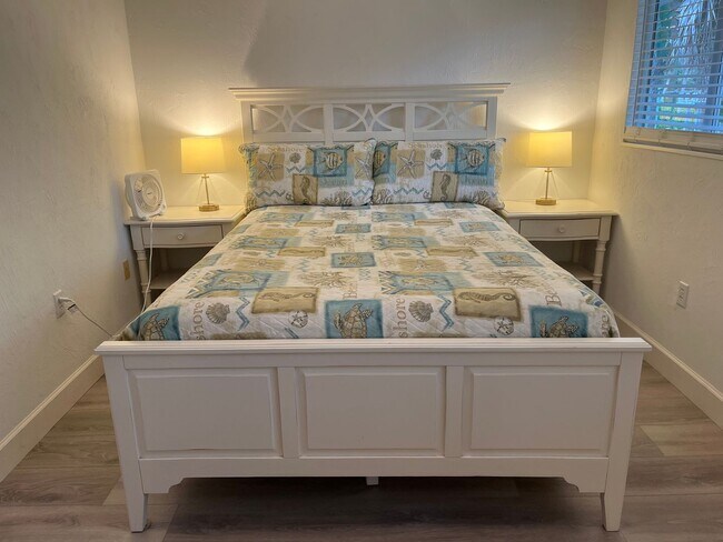 Building Photo - Furnished Beachside Townhome 2 bedroom/ 1.5 bath Dog Friendly Walk to beach