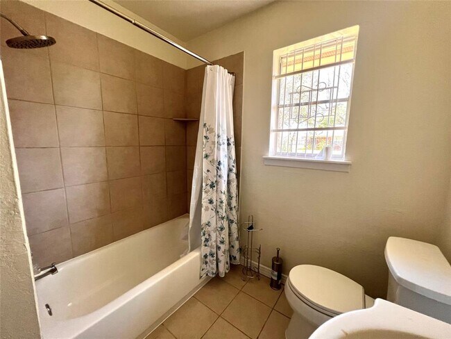 Building Photo - 3514 Sparrow St