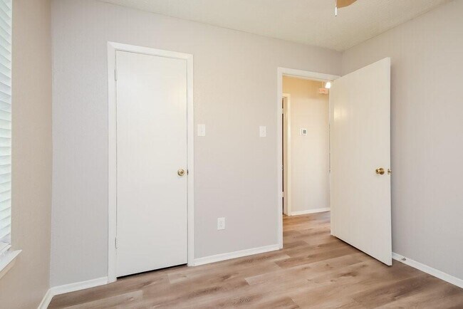 Building Photo - 5014 Meadow Crest St