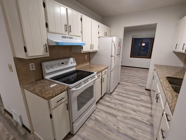 Building Photo - 362 W Eagle Lake Dr