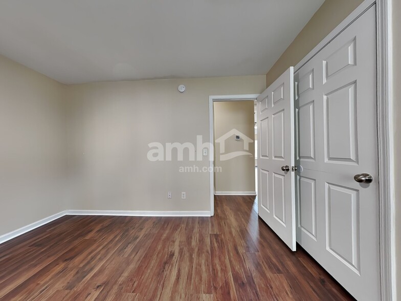 Building Photo - 117 Lakepointe Dr