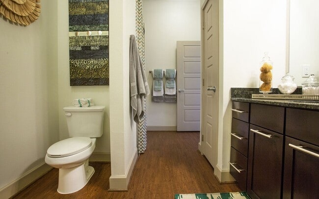 Building Photo - Boutique Living with Modern Comfort!
