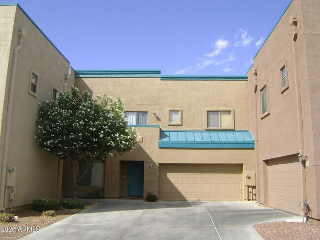 Primary Photo - 1015 S Val Vista Dr