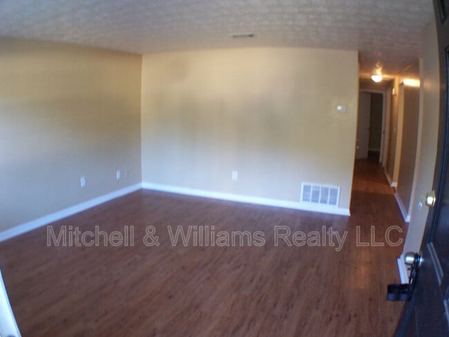 Building Photo - 2134 Danson St