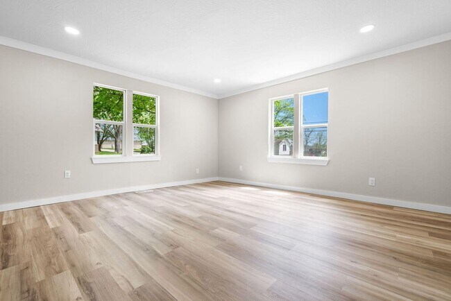 Building Photo - FIRST MONTHS RENT IS FREE! Beautiful remodeled home in Bolivar located near the square! 3 bedroom...