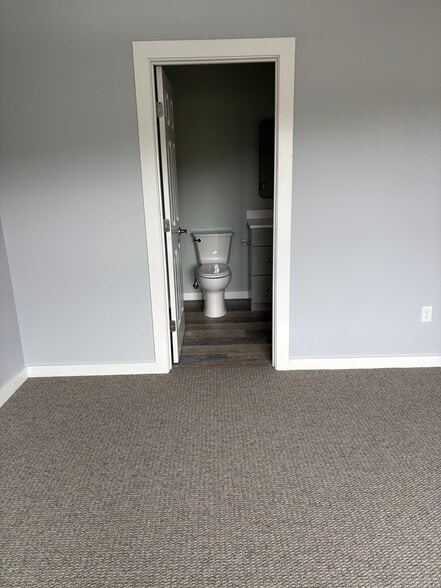 Building Photo - 867 Upper Pleasant Valley Rd