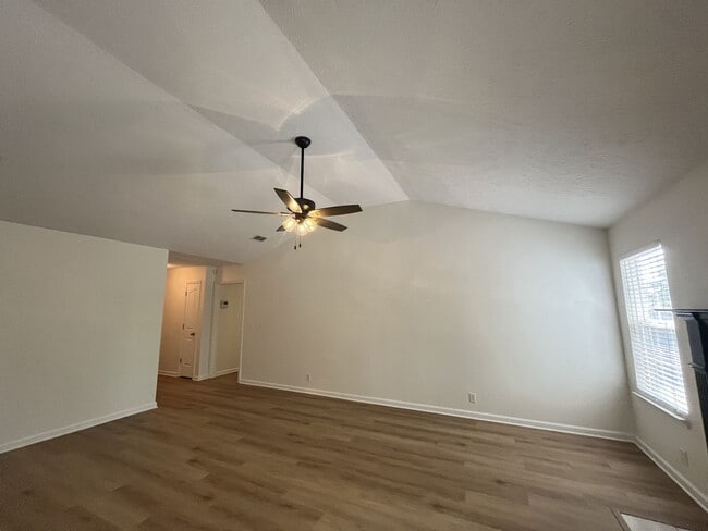 Building Photo - FRESHLY UPDATED RENTAL W/ FIREPLACE & FENC...