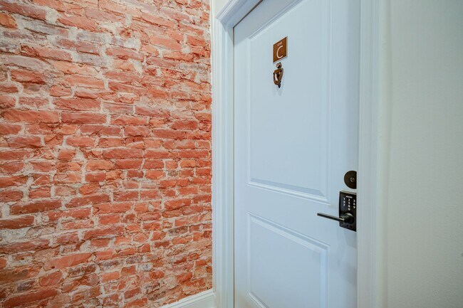 Building Photo - 2841 W Diamond St