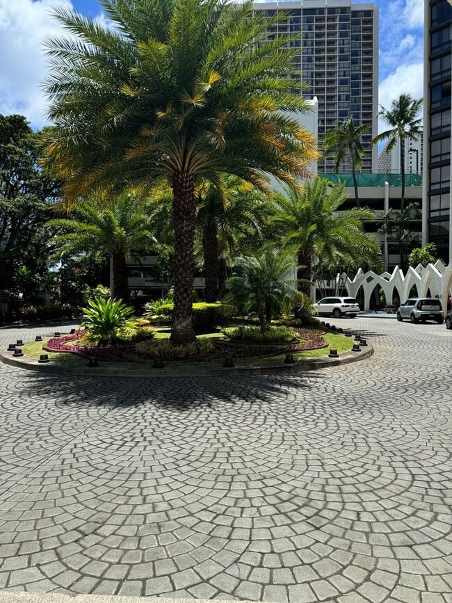 Building Photo - LILIUOKALANI GARDENS, STUDIO/1/1, FULL KITCHEN, GARDEN VIEWS