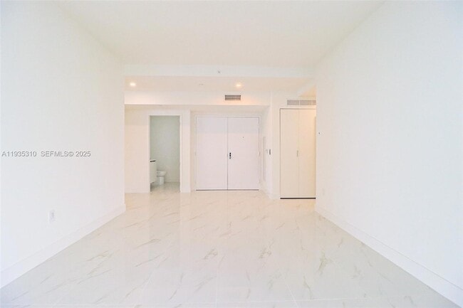 Building Photo - 700 NE 24th St