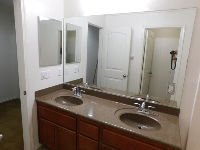 Building Photo - Beautiful 4 bed, 2.5 bath unit in Orange.