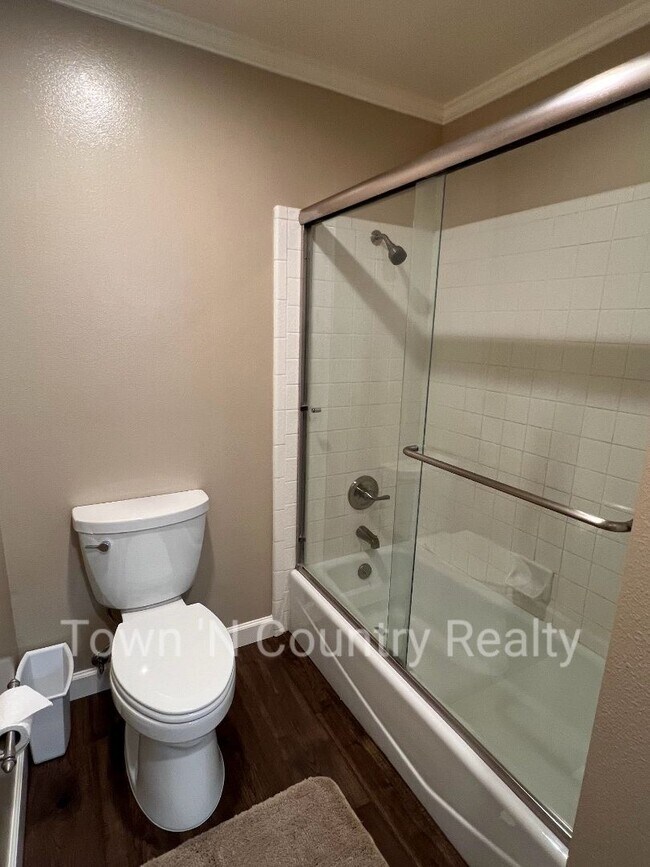 Building Photo - 1051 Riker St