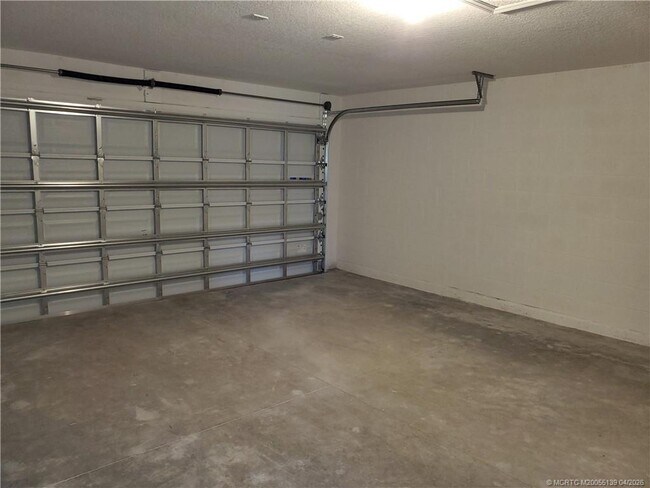 Building Photo - 611 SW McComb Ave