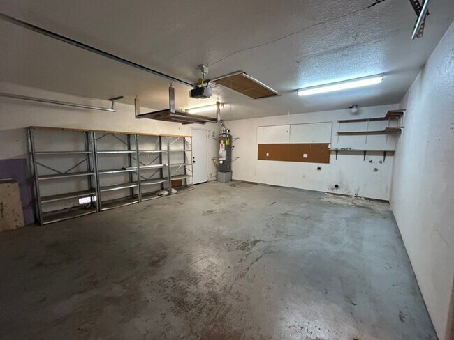 Building Photo - Clean and Functional In Modesto!