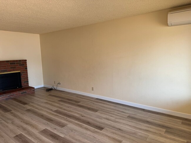 Building Photo - Lovely 2-bedroom/1-bathroom duplex with garage!