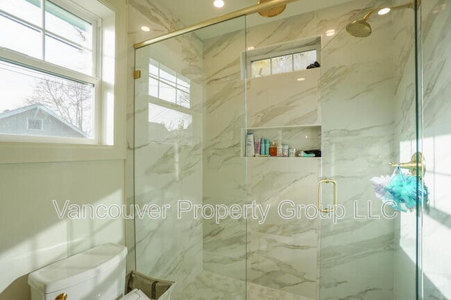 Building Photo - 309 W 37th St