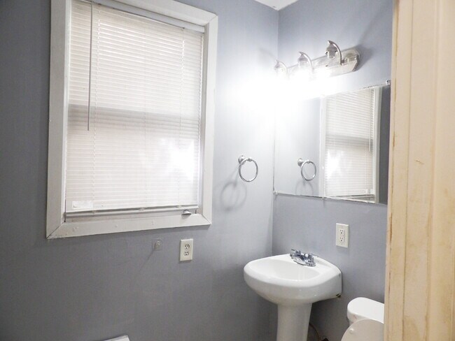 Building Photo - 2 Bedroom Lower Level Duplex - South Minne...