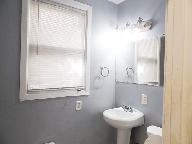 Building Photo - 3 Bedroom Lower Level Duplex - South Minneapolis