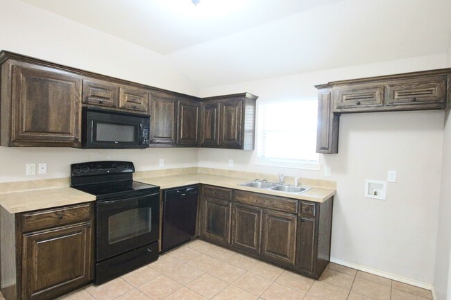 Building Photo - 3 Bedroom Duplex for Rent in Lindale! Tour...