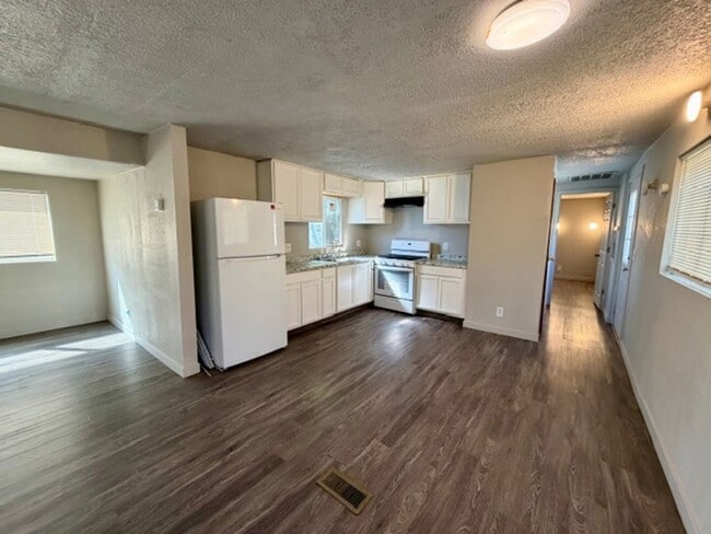 Building Photo - AVAILABLE NOW - 2 Bedroom/2 Bath in Pleasant Grove