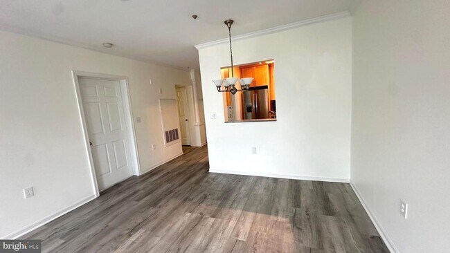 Building Photo - 7011 Falls Reach Dr
