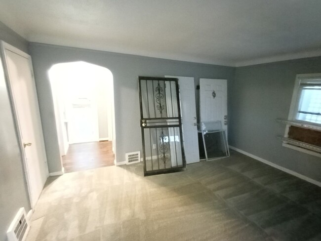 Building Photo - 3 bedroom 1 bathroom on the Eastside NOW A...