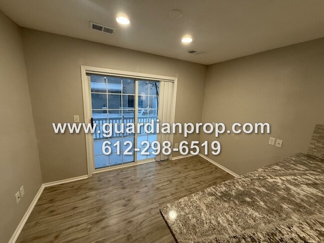 Building Photo - End Unit Townhouse on Secluded Drive Available Now, Updated Kitchen & Baths, Large Primary Suite