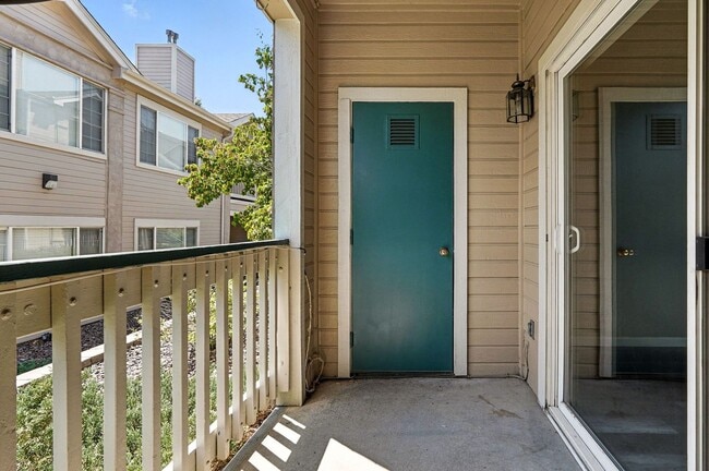Building Photo - Immaculate Updated 2-Bedroom, 2-Bath Groun...