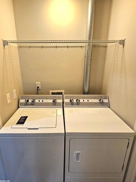 Building Photo - 38255 Fairway Ct