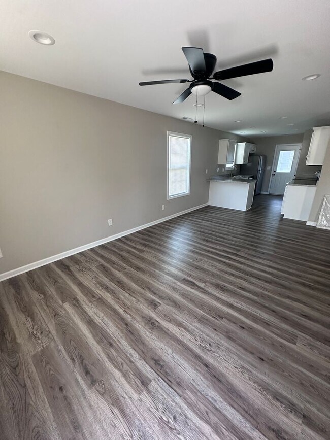 Building Photo - 400 Sanderson Dr