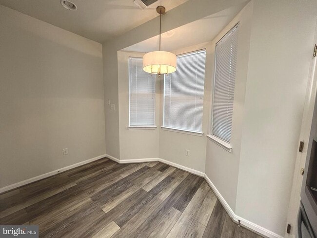 Building Photo - 5000 Hollington Dr