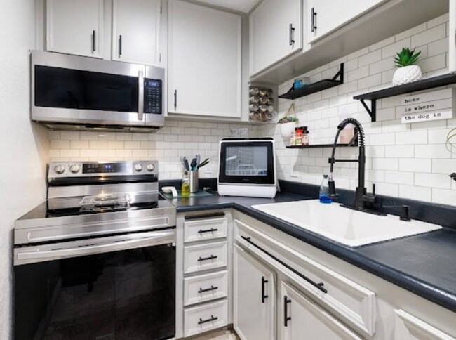 Building Photo - 575 N Villa Ct