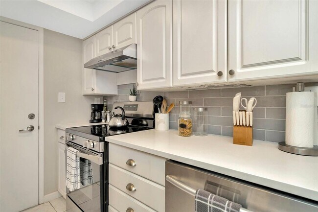 Building Photo - 7400 Sun Island Dr S