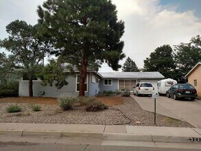 Building Photo - "Welcome Home: Spacious 3-Bedroom Oasis with 2 Full Baths on Dakota St NE!"
