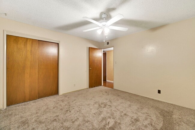 Building Photo - 1564 E Escalon Ave