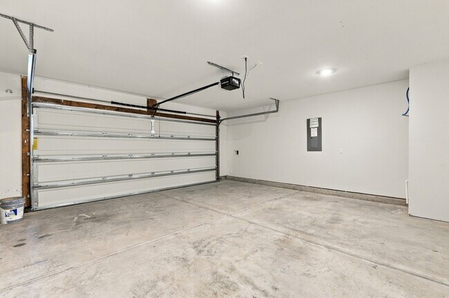 Building Photo - 100 Cotton Bluff Ct