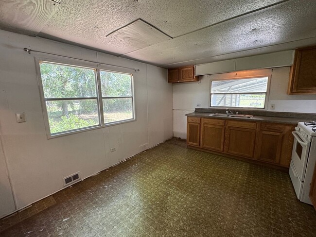 Building Photo - 2BR/1BA Mobile Home on ½ Acre – Pet-Friendly – Lake City, FL