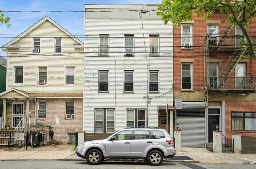 Primary Photo - 73 Laidlaw Ave