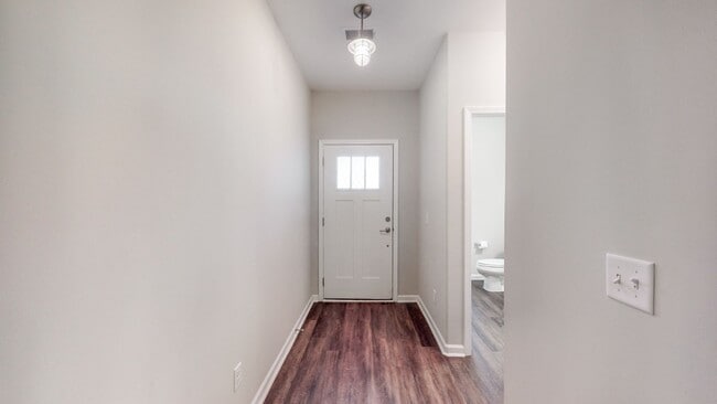 Building Photo - 3 Bedroom 2.5 Bathroom Townhome - The Comm...