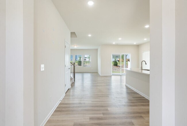 Building Photo - Nearly New, Spacious 5 Bed/3 Bath Home in ...