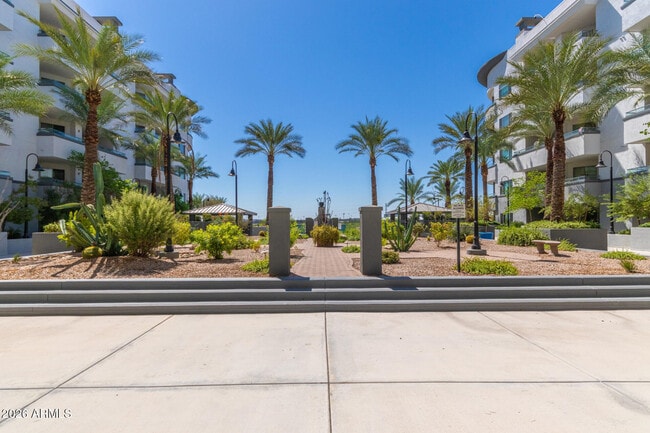 Building Photo - 945 E Playa Del Norte Dr